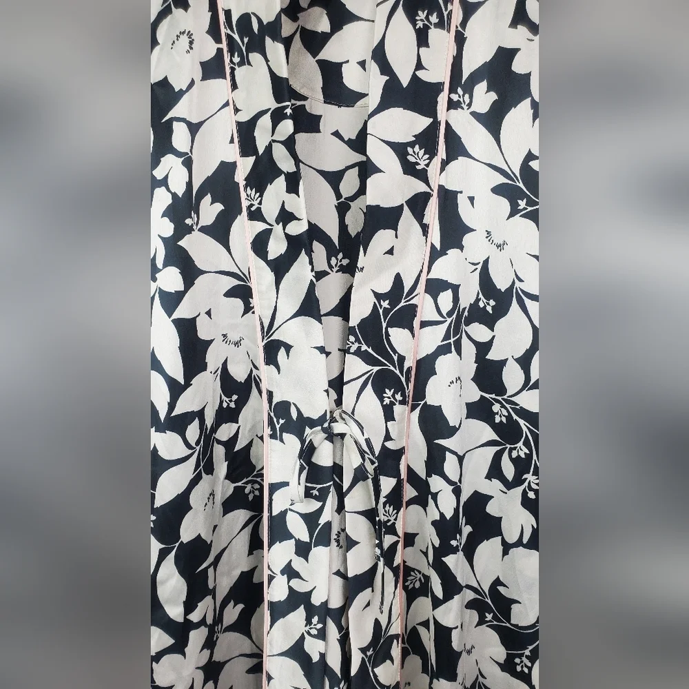 Ann Taylor One‎ Size kimono/Robe black/ white flowers Silky feeling